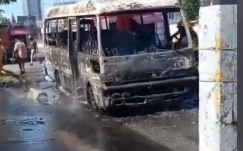 Un autobús resultó incendiado sin dejar personas lesionadas.