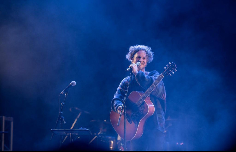 Vicente García durante el concierto en el Pabellón de Voleibol