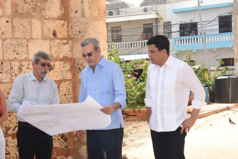 El presidente Luis Abinader, en compañía del ministro de Turismo, David Collado, supervisando los planes que tienen el objetivo de desarrollar la Zona Colonial.