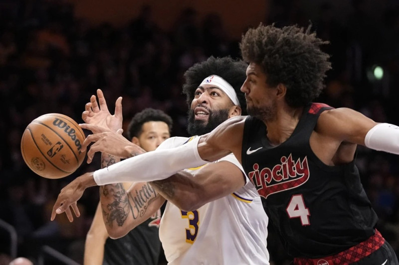 El jugador de Portland Matisse Thybulle, a la derecha, aleja el balón de las manos del jugador de los Lakers Anthony Davis, en la primera mitad de su juego de NBA.