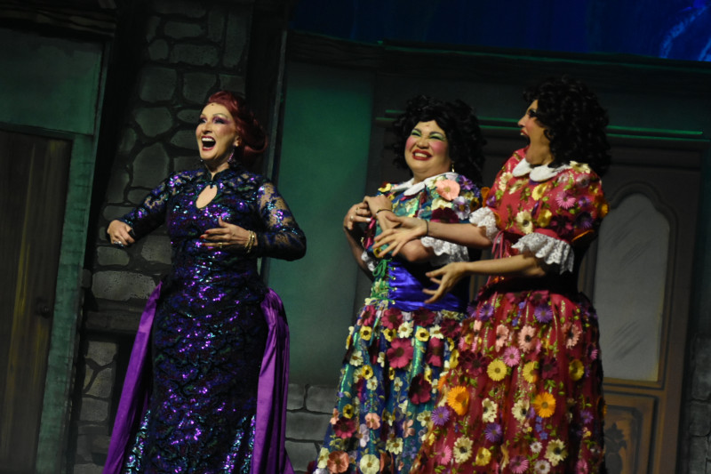 Cecilia García, Ana y Carolina Rivas en el musical "La Cenicienta", que se presenta en el Teatro Nacional.