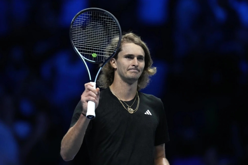 El alemán Alexander Zverev celebra tras ganar su primer duelo en las Finales de la ATP al superar al español Carlos Alcaraz en Pala Alpitour en Turín, Italia.