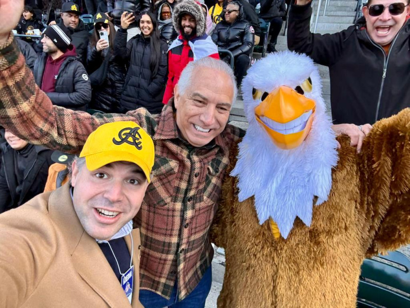 Ramón Tallaj Sr. y Ramón Tallaj Jr., comparten con la famosa mascota de las Águilas Cibaeñas, El Aguilita.