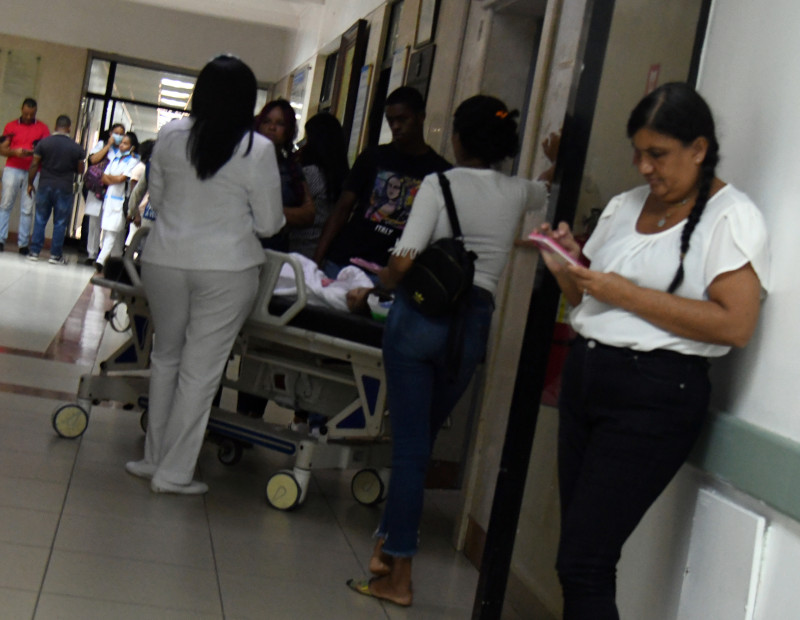 Las emergencias y áreas de consulta de hospitales y clínicas continúan saturadas de pacientes con fiebre, dolores musculares y otros síntomas de dengue.