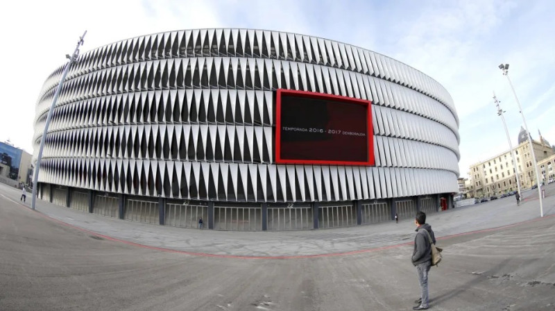 Moderno estadio de fútbol en Bilbao.