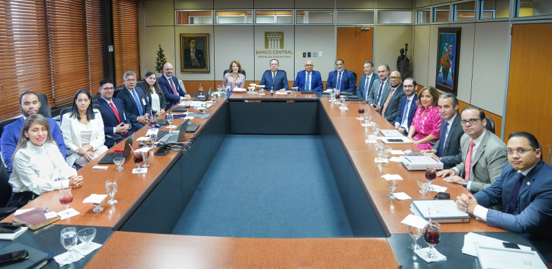 La delegación del FMI estuvo integrada, además de Fernández-Corugedo, por Pamela Madrid, Manuel Rosales y Diego Calderón.