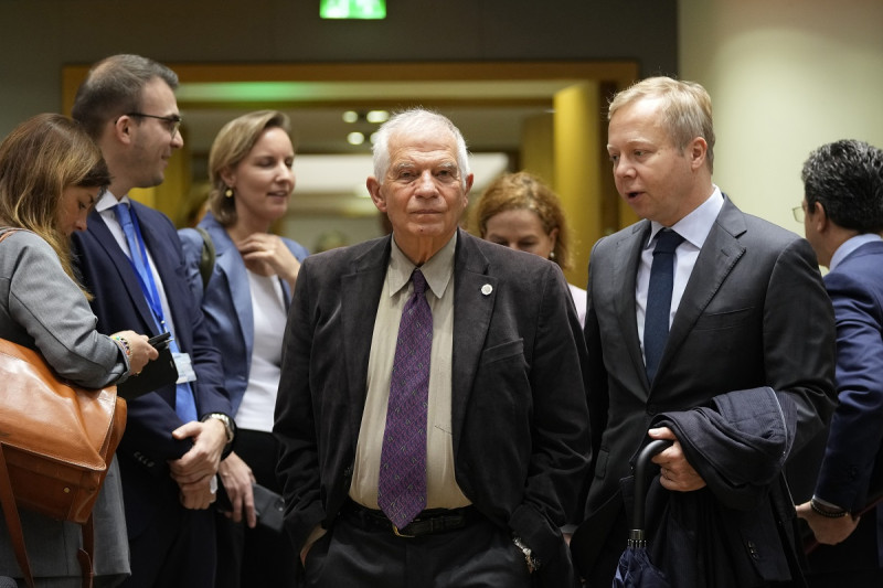 El jefe de política exterior de la Unión Europea, Josep Borrell, al centro, llega a una reunión de ministros de Asuntos Exteriores de la UE en Bruselas.