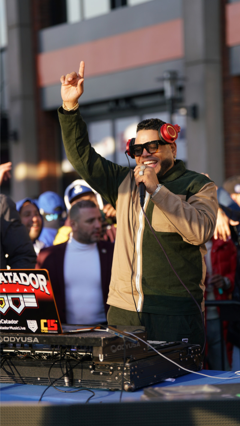 Dj Joe 'El Catador' participó del partido de Tigres del Licey y Águilas Cibaeñas en el Citi Field