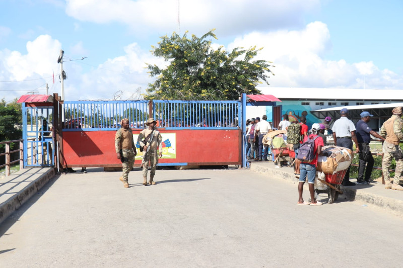Fotografía muestra haitianos con sus mercancías en la frontera.