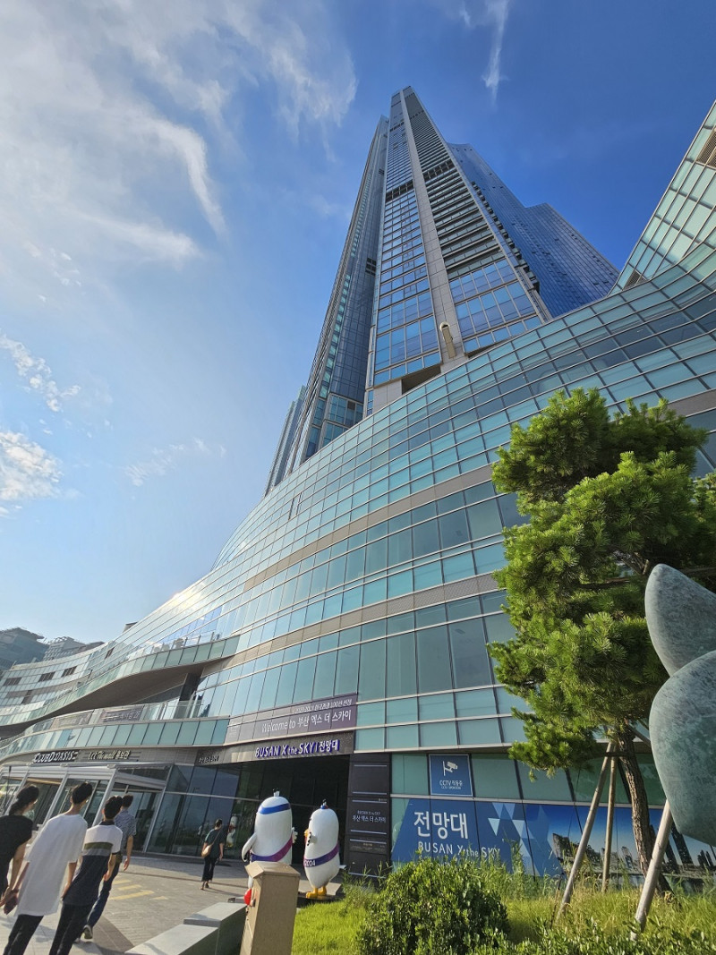 El mirador se encuentra en la torre LCT Landmark Tower, en el complejo Haeundae LCT The Sharp.