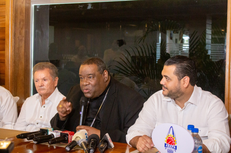 Monseñor Jesús Castro Marte, presidente del CO basket superior de Higüey, da detalles de la justa junto a Virgilio Cedano y Jorge Tavárez.