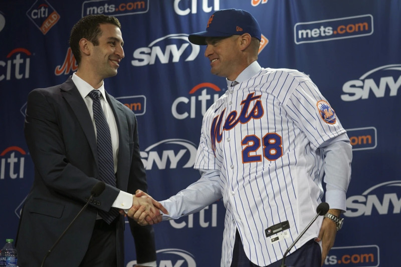 David Stearns, presidente de operaciones de béisbol de los Mets, da la bienvenida al nuevo manager del equipo Carlos Mendoza.