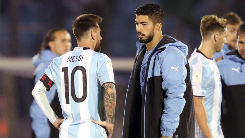 Lionel Messi y Luis Suárez luego de disputar un partido con sus elecciones Argemtina y Uruguay respectivamente.