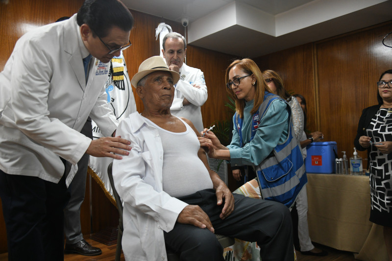 El ministro de Salud Pública, Daniel Rivera, y el director del INDEN, Ammar Ibrahim, observan la vacunación de un paciente en el área de ese servicio inaugurado ayer en el centro asistencial.