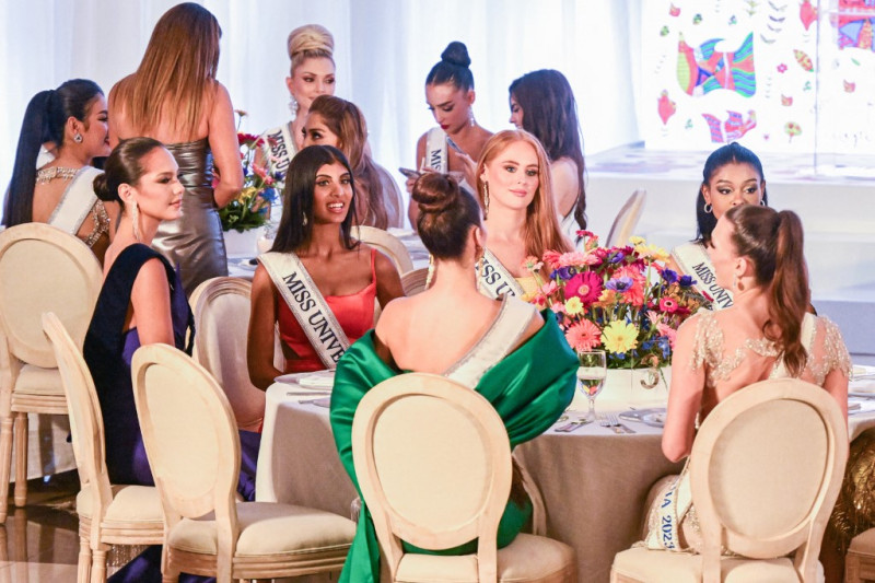Esta foto tomada el 8 de noviembre de 2023 muestra a las aspirantes a Miss Universo asistiendo a un evento de gala en la sede del Ministerio de Relaciones Exteriores de El Salvador en San Salvador, ciudad sede de la 72° edición del certamen Miss Universo, prevista para noviembre.