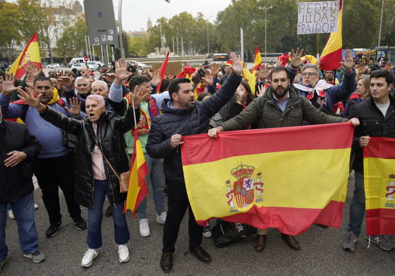 La gente protesta contra el debate de investidura de Pedro Sánchez