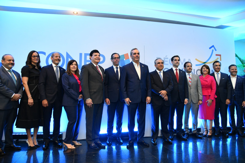 El presidente Luis Abinader posa junto a un grupo de empresarios del sector privado.