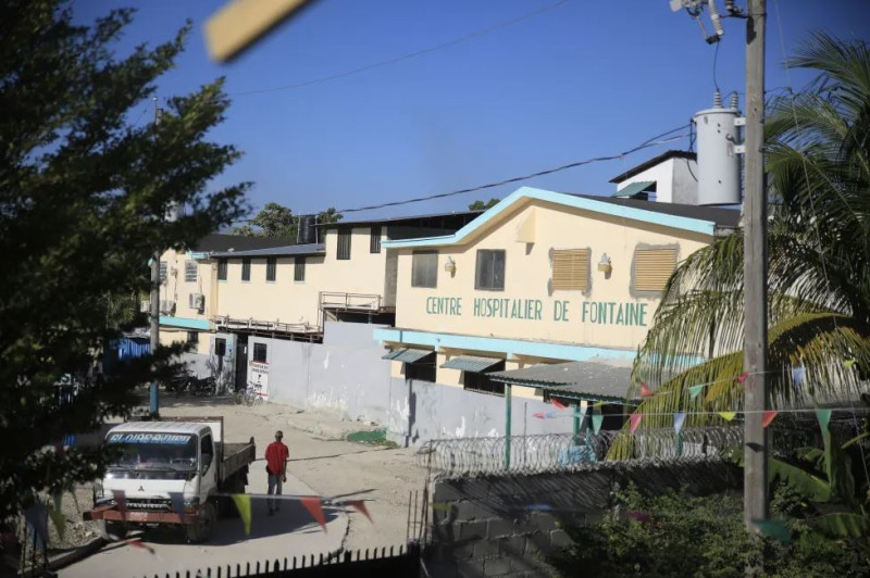 La entrada del Centro Hospitalario Fontaine en la zona de Cité Soleil de Puerto Príncipe, Haití, lunes 23 de enero de 2023