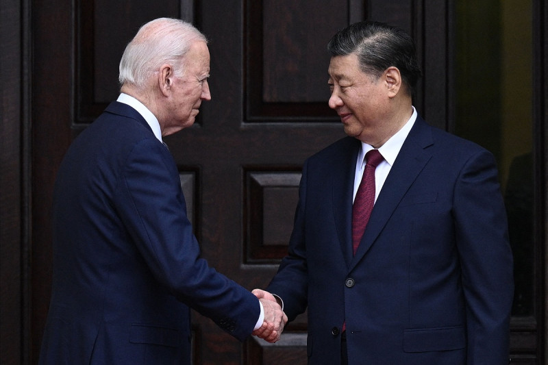 El presidente estadounidense Joe Biden saluda al presidente chino Xi Jinping antes de una reunión durante la semana de líderes del Foro de Cooperación Económica Asia-Pacífico (APEC)