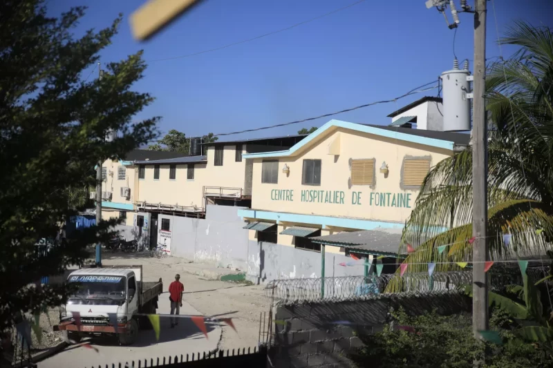 La entrada del Centro Hospitalario Fontaine en la zona de Cité Soleil,  en Puerto Príncipe, Haití.