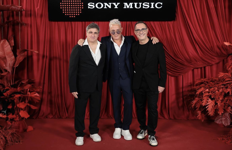 Alejandro Sanz junto a ejecutivos de Sony Music Latin