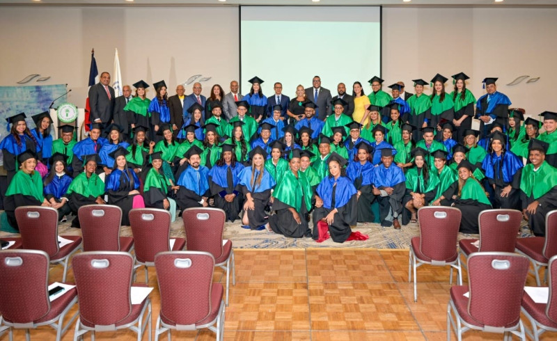 Parte de los graduandos de “Superación 2023” de la Escuela Nacional de Locución Profesor Otto Rivera