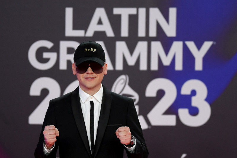 El DJ y productor discográfico argentino Bizarrap llega a la 24ª ceremonia anual de los Premios Grammy Latinos en el Centro de Conferencias y Exposiciones (FIBES) de Sevilla el 16 de noviembre de 2023.