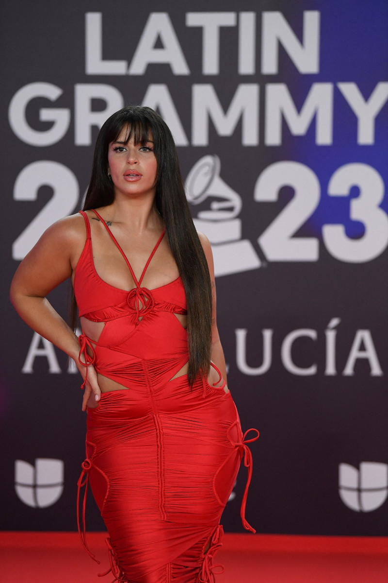 La rapera argentina Nathy Peluso llega a la 24ª ceremonia anual de los Premios Grammy Latinos en el Centro de Conferencias y Exposiciones (FIBES).