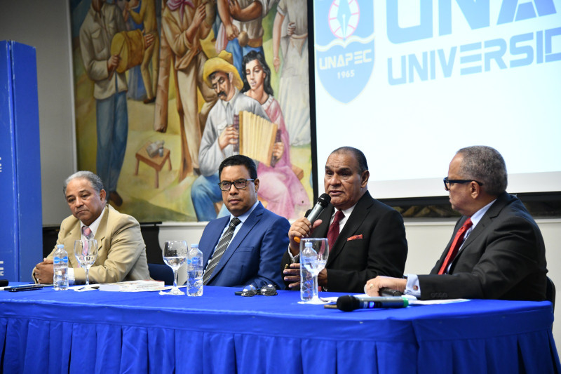 El panel conformado los periodistas Miguel Franjul, Namphi Rodríguez y Aurelio Henríquez.