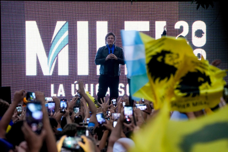 Javier Milei, candidato presidencial de La Libertad Avanza, se dirige a sus partidarios durante un mitin de campaña en Ezeiza.