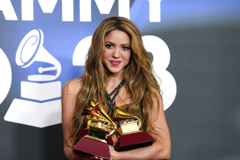 Shakira posa en la sala de prensa con los premios a canción del año y mejor canción pop por "Shakira: Bzrp Music Sessions, Vol. 53" y mejor interpretación de fusión urbana por "TQG" durante la 24ª entrega anual de los Latin Grammy en Sevilla, España. , jueves 16 de noviembre de 2023.
