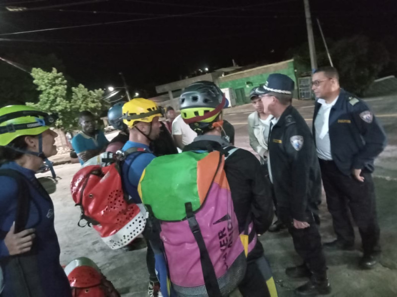 Los bomberos españoles luego del rescate