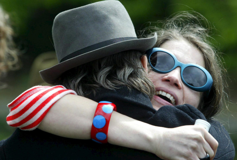 El abrazo es otra forma de saludo, más efusivo y utilizado entre personas que se conocen bastante o se celebran ocasiones especiales. Foto: Anita Maric PROHIBIDA SU PUBLICACIÓN EN REINO UNIDO E IRLANDA[UK AND IRELAND OUT]