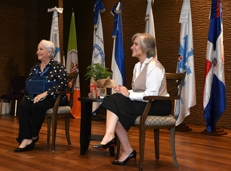 Conferencistas Lizzie Sánchez  Padilla y Esther E. Agelán Casasnovas