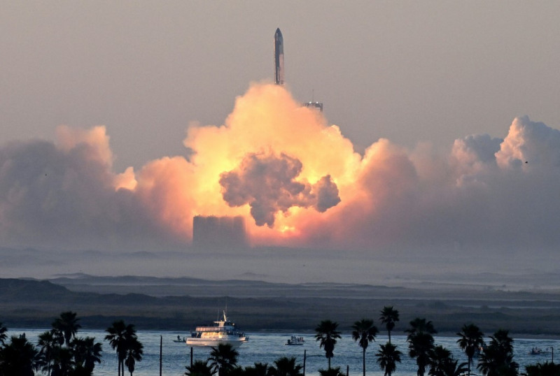 El cohete Starship de SpaceX despega desde Starbase durante su segundo vuelo de prueba en Boca Chica, Texas, el 18 de noviembre de 2023