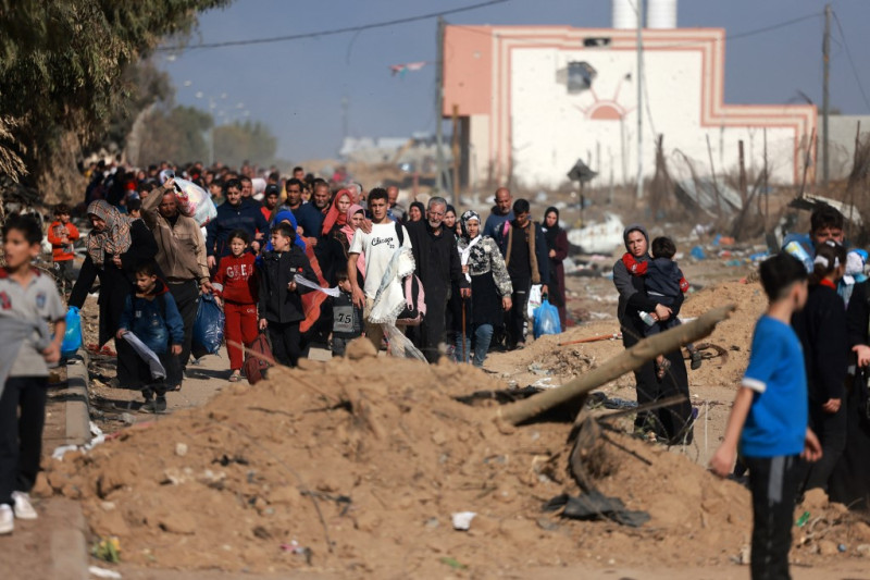 Palestinos que huyen de la ciudad de Gaza, caminan por una carretera que conduce a las zonas del sur del enclave el 18 de noviembre de 2023