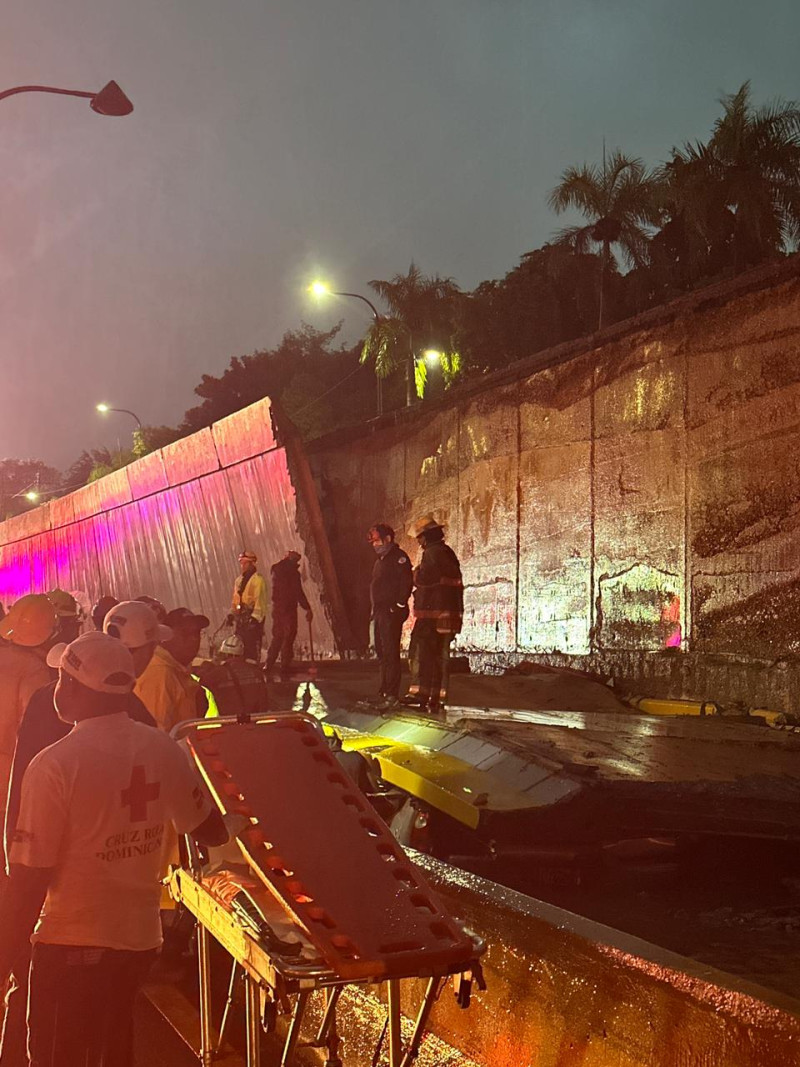 Cuerpos de bomberos y la Cruz Roja en rescate a personas atrapadas tras e colapso de una pared de la Av. 27 de Febrero con Goméz.