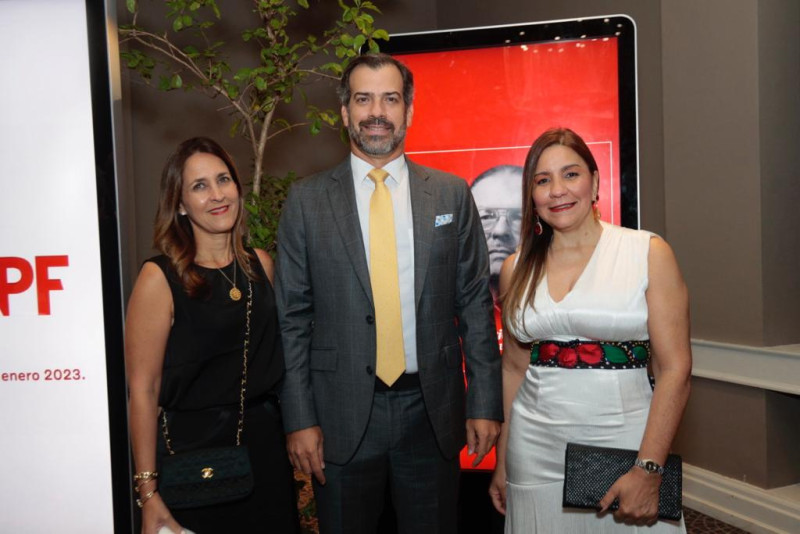 Karina de Betances, Gustavo Betances y Cynthia Peña