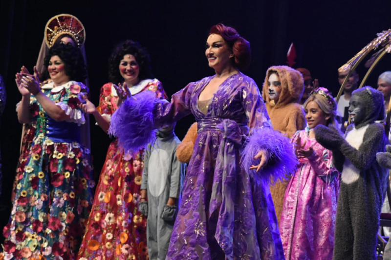 Cecilia García, Carolina Rivas y Ana Rivas en el musical "La Cenienta"