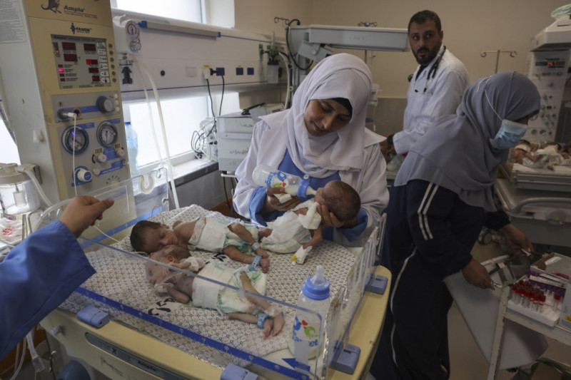 Médicos palestinos atienden a bebés prematuros evacuados del hospital Al Shifa al hospital Emirates de Rafah, en el sur de la Franja de Gaza