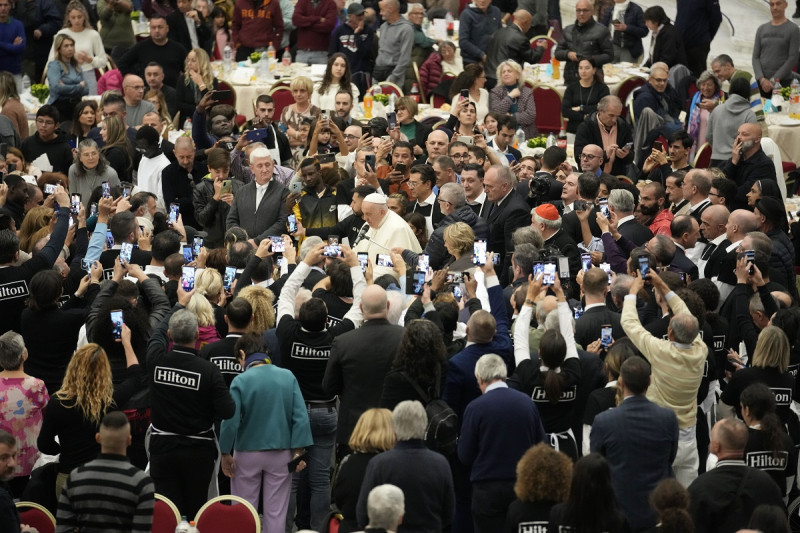 El papa Francisco participa en un almuerzo en el Aula Pablo VI del Vaticano, ayer domingo.