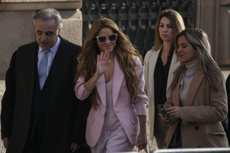 La artista colombiana Shakira, en el centro, llega a una corte en Barcelona