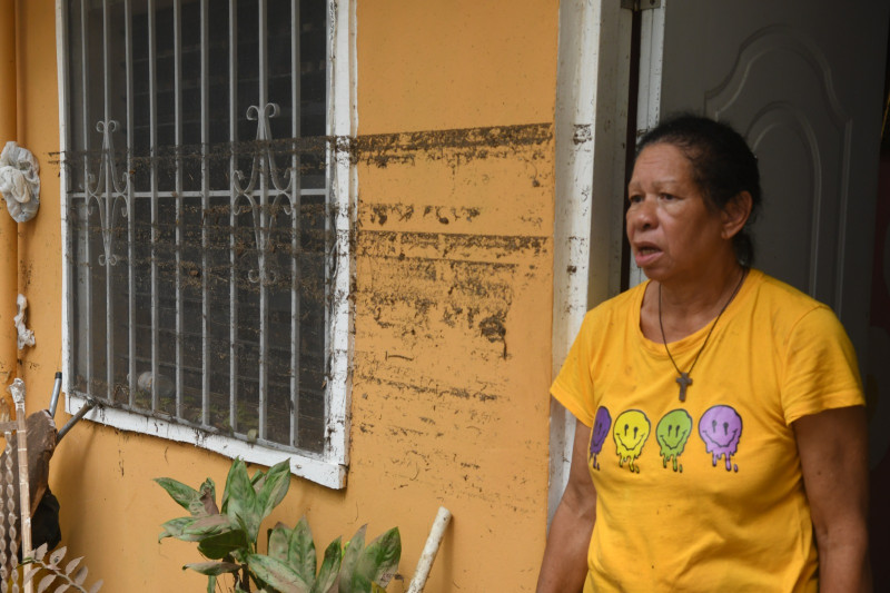 Señora Ángela Hurtado en su vivienda después de la inundación