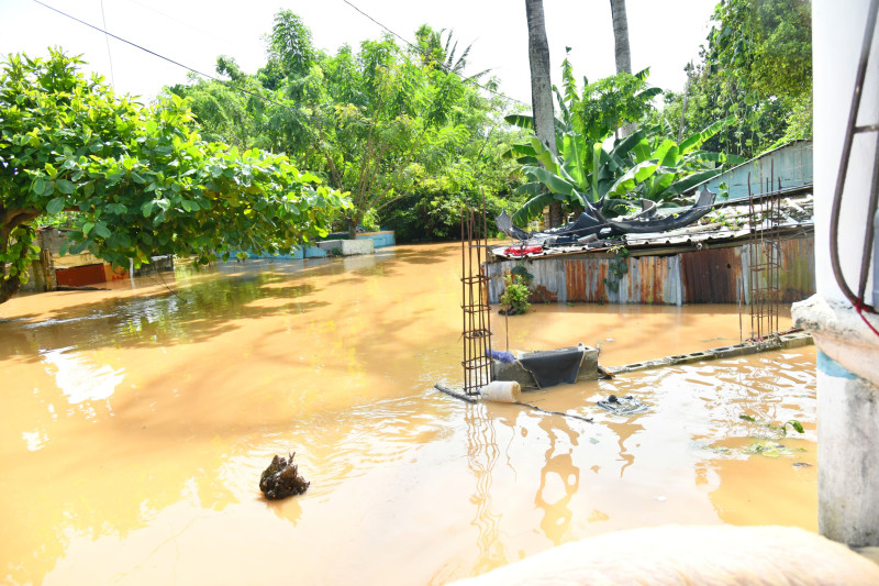 Viviendas cubiertas de agua en Sabana Perdida