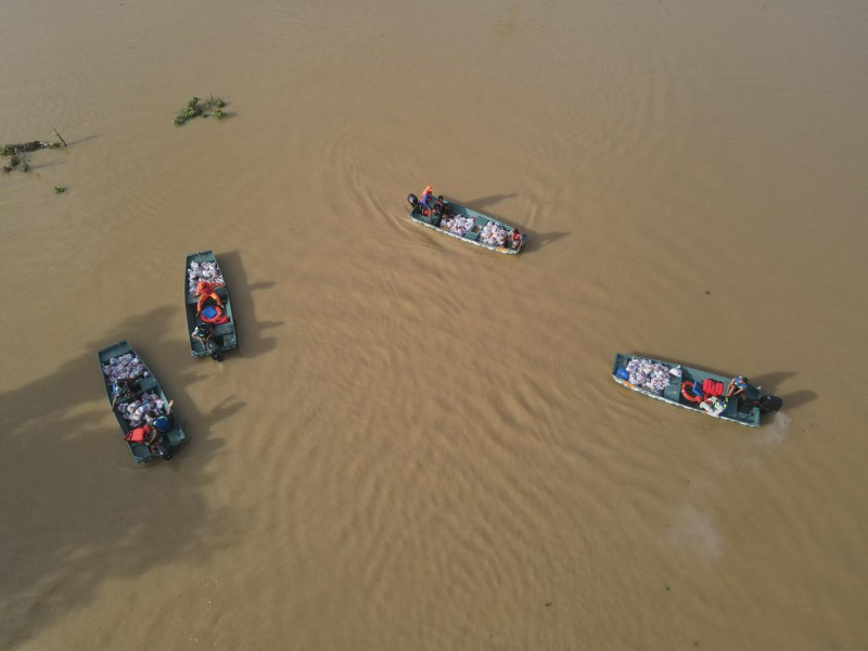 Embarcaciones llevan ayudas para las más de 10,060 personas que resultaron afectadas en la provincia Duarte, específicamente en los municipios Villa Riva y Arenoso, por las crecidas del río Yuna.