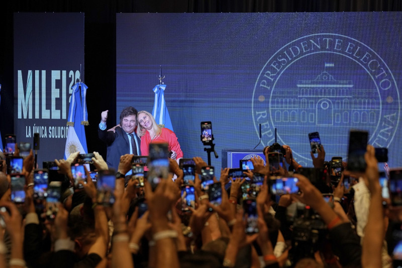 Javier Milei de La Libertad Avanza celebra junto a su hermana Karina Milei después de ganar el balotaje presidencial en Buenos Aires, Argentina, el domingo.