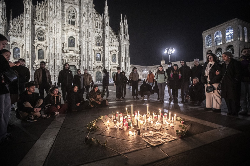Vigilia frente a la catedral de Milán para Giulia Cecchettin, de 22 años, el 19 de noviembre de 2023. Su cuerpo fue encontrado envuelto en plástico en una zanja. cerca de Venecia, Italia.