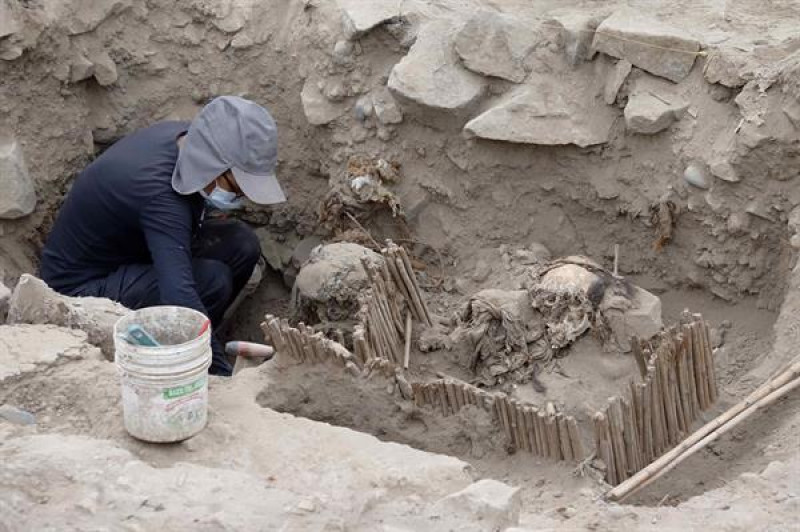 Cinco momias de unos 1,000 años de antigüedad han sido halladas en una pirámide prehispánica ubicada en pleno corazón de Lima