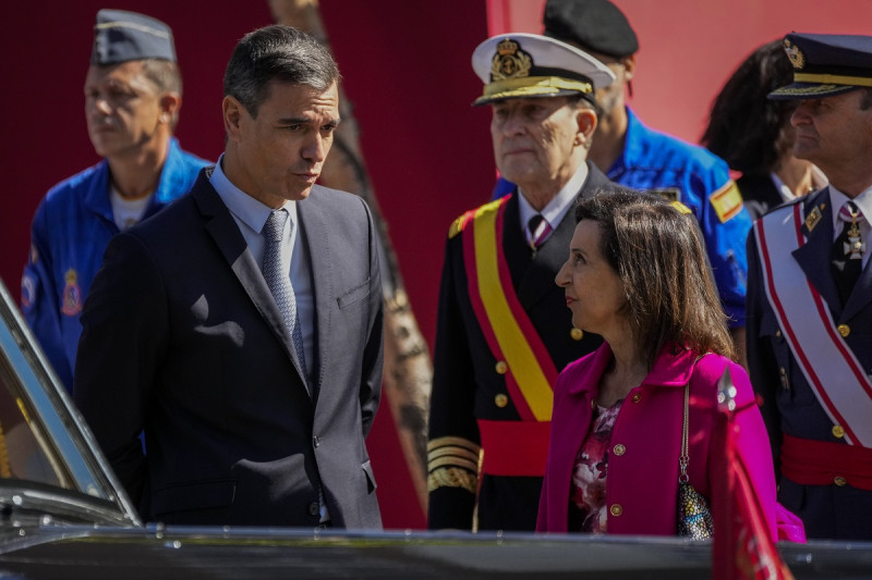 El presidente de España Pedro Sánchez habla con la ministra de Defensa Margarita Robles después de un desfile militar en el "Día de la Hispanidad" en Madrid.