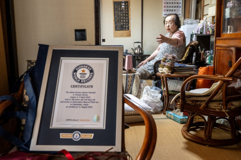 Esta foto muestra el certificado del Récord Guinness de la asesora de belleza más anciana mientras la asesora de belleza de 100 años Tomoko Horino es entrevistada